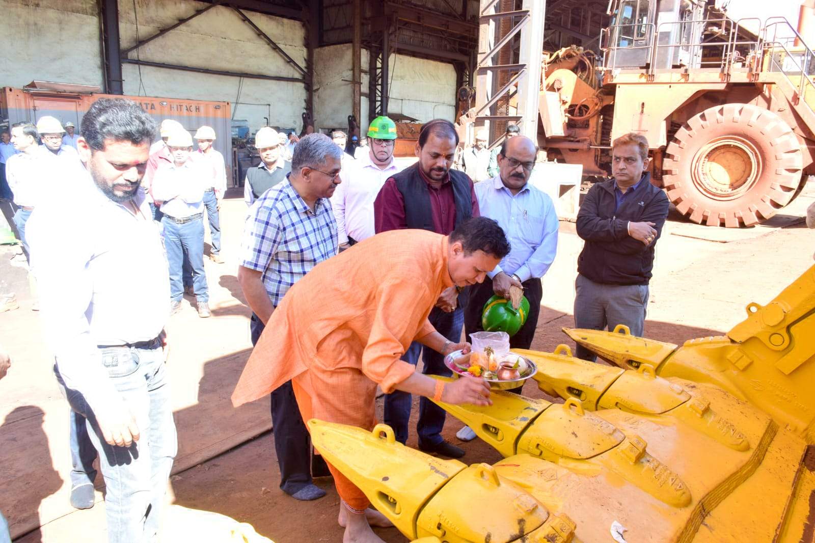 एनएमडीसी बचेली में कोमास्तु कंपनी के शॉवेल मशीन का उद्घाटन