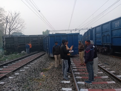 दो मालगाड़ियों में टक्कर, आधा दर्जन डिब्बे पटरी से उतरे, 15 ट्रेनें प्रभावित दो मालगाड़ियों में टक्कर, आधा दर्जन डिब्बे पटरी से उतरे, 15 ट्रेनें प्रभावित