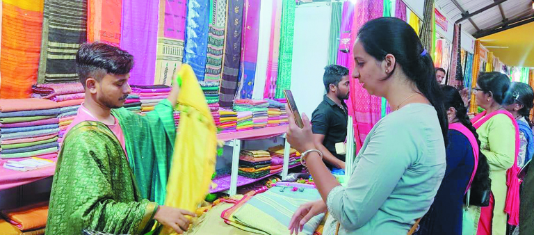 सिल्क एंड कॉटन एक्सपो की प्रदर्शनी गुरु तेग बहादुर भवन में