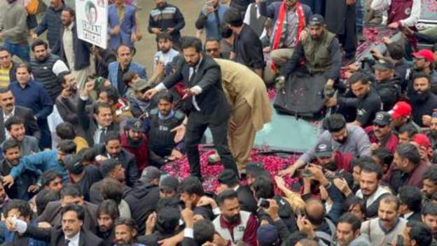 आतंकवाद विरोधी और बैंकिंग अदालतों ने इमरान ख़ान की अंतरिम ज़मानत को मंज़ूरी दी आतंकवाद विरोधी और बैंकिंग अदालतों ने इमरान ख़ान की अंतरिम ज़मानत को मंज़ूरी दी