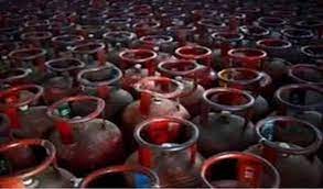 केरल में डीवाईएफआई ने गैस के दाम में वृद्धि के खिलाफ प्रदर्शन किया, ट्रेन रोकीं केरल में डीवाईएफआई ने गैस के दाम में वृद्धि के खिलाफ प्रदर्शन किया, ट्रेन रोकीं