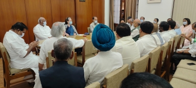 विपक्ष की रणनीति पर खड़गे की बैठक में शामिल हुए 16 दल विपक्ष की रणनीति पर खड़गे की बैठक में शामिल हुए 16 दल