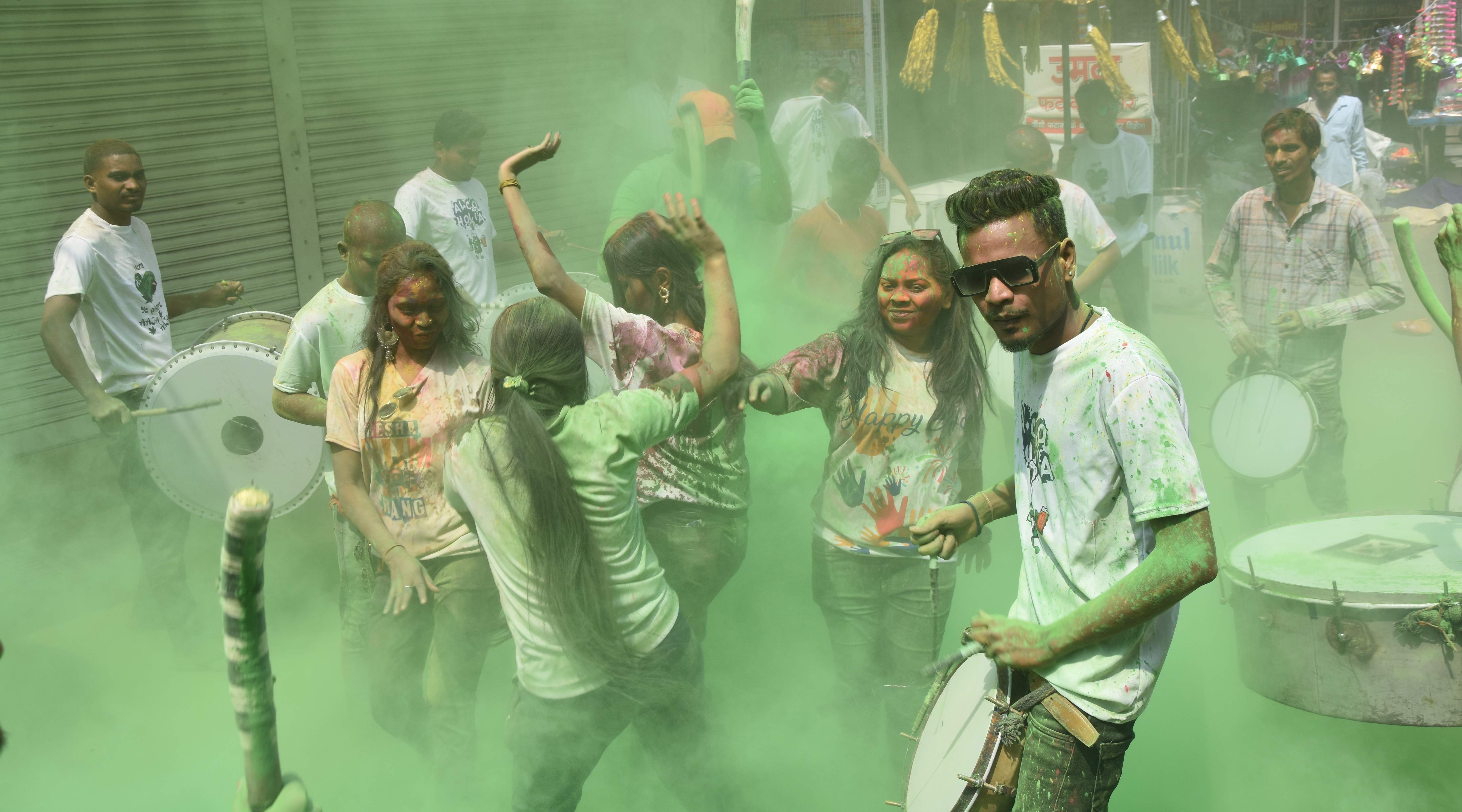 सवाल होली का नहीं,  दबंग मर्दानगी का है!