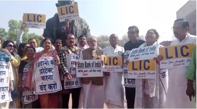 टीएमसी ने कांग्रेस से बनाई दूरी, अडानी मामले पर अलग से किया प्रदर्शन टीएमसी ने कांग्रेस से बनाई दूरी, अडानी मामले पर अलग से किया प्रदर्शन