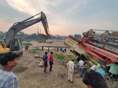बैतूल में हार्वेस्टर नदी में गिरा, 1 की मौत और 3 घायल बैतूल में हार्वेस्टर नदी में गिरा, 1 की मौत और 3 घायल