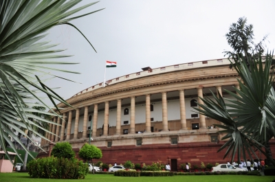हंगामे के चलते लोक सभा और राज्य सभा की कार्यवाही सोमवार तक स्थगित हंगामे के चलते लोक सभा और राज्य सभा की कार्यवाही सोमवार तक स्थगित
