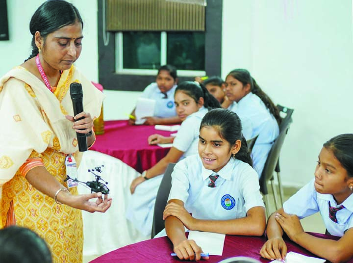 कलिंगा विवि में शासकीय छात्राओं के लिए एयरोमॉडलिंग कार्यशाला कलिंगा विवि में शासकीय छात्राओं के लिए एयरोमॉडलिंग कार्यशाला