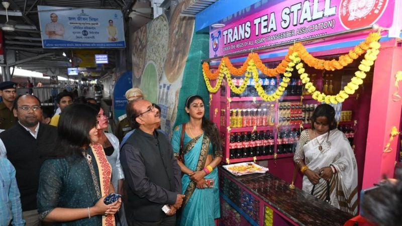 गुवाहाटी: रेलवे स्टेशन पर खुला पहला ट्रांसजेंडर टी स्टॉल, चलाने वाली बोलीं 'सम्मान की है लड़ाई' गुवाहाटी: रेलवे स्टेशन पर खुला पहला ट्रांसजेंडर टी स्टॉल, चलाने वाली बोलीं 'सम्मान की है लड़ाई'
