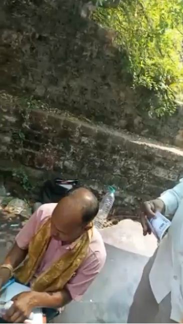 देखें VIDEO :  पुलिस कार्रवाई नहीं कर रही, इसलिए जुआ-सट्टे का वीडियो फैला रहे