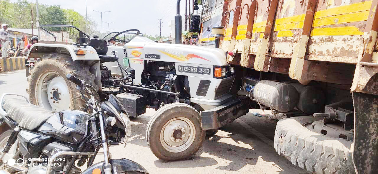कार चालक की लापरवाही के चलते ट्रैक्टर घुसा ट्रक में कार चालक की लापरवाही के चलते ट्रैक्टर घुसा ट्रक में