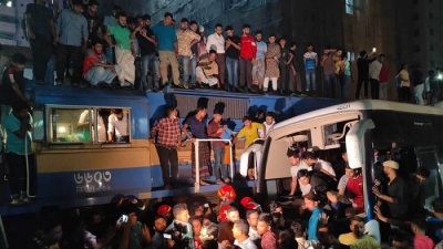 बस-ट्रेन की टक्कर के बाद ढाका रेल संपर्क बाधित बस-ट्रेन की टक्कर के बाद ढाका रेल संपर्क बाधित