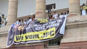 अडाणी मामले में जेपीसी गठित करने की मांग पर विपक्षी दलों का संसद परिसर में प्रदर्शन अडाणी मामले में जेपीसी गठित करने की मांग पर विपक्षी दलों का संसद परिसर में प्रदर्शन