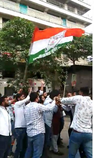 देखें VIDEO : गुस्साए कांग्रेसियों ने एकात्म परिसर में मोदी की तस्वीर पर कालिख  फेंकी 