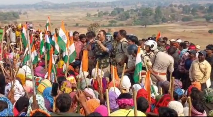 परंपरागत हथियारों से लैस ग्रामीणों को उग्र होता देख बैरंग लौटे अफसर व पुलिस जवान