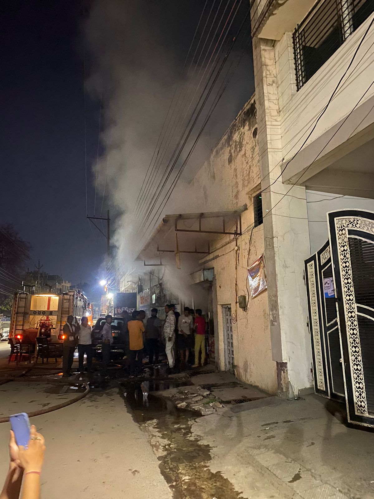 अग्रसेन चौक के पास दुकानों में भीषण आग से भारी क्षति अग्रसेन चौक के पास दुकानों में भीषण आग से भारी क्षति