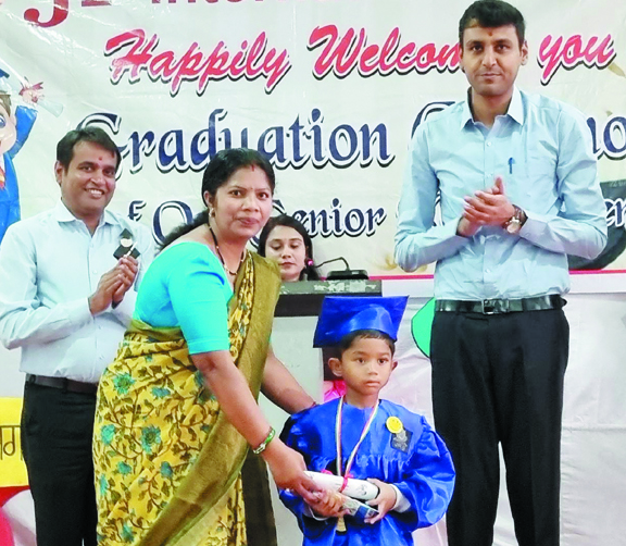 क्लास एक के नवप्रवेशितों का जेपी इंटरनेशनल में ग्रेजुएशन डे