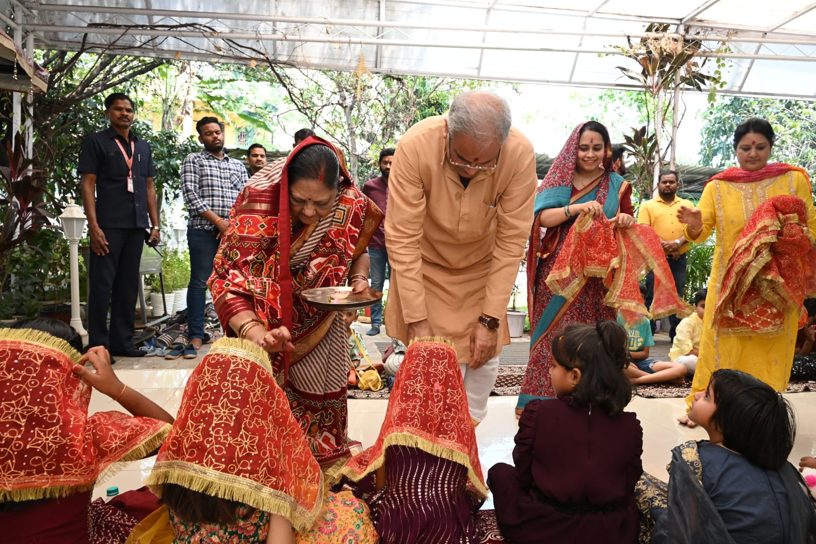 कन्या भोज परोस मुख्यमंत्री ने लिया आशीर्वाद, माता दुर्गा से प्रदेश की खुशहाली और प्रगति की कामना कन्या भोज परोस मुख्यमंत्री ने लिया आशीर्वाद, माता दुर्गा से प्रदेश की खुशहाली और प्रगति की कामना