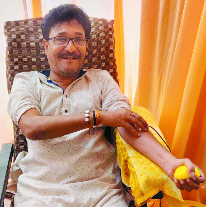 अतुल जैन ने किया रक्तदान अतुल जैन ने किया रक्तदान