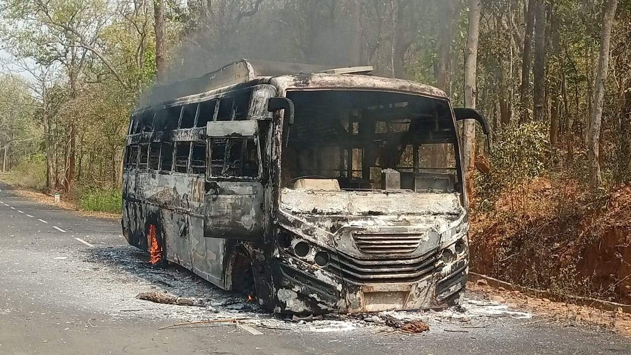 नक्सलियों ने यात्रियों को उतार बस में लगाई आग नक्सलियों ने यात्रियों को उतार बस में लगाई आग