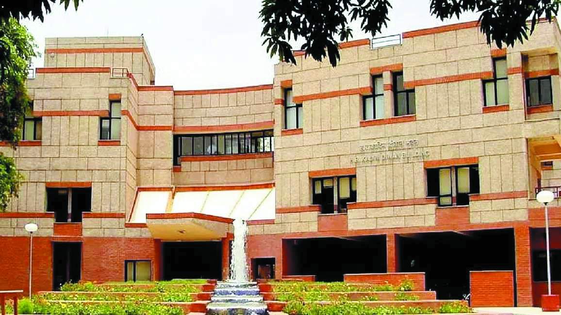 शैक्षणिक परिसरों में विषमता को काटने का नहीं हो रहा प्रयास, इस विकराल खाई को पाटने से ही बन सकेगा समता का माहौल 