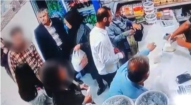 ईरान में दो महिलाओं को बाल न ढंकने पर किया गया गिरफ़्तार, सिर पर फेंका दही ईरान में दो महिलाओं को बाल न ढंकने पर किया गया गिरफ़्तार, सिर पर फेंका दही