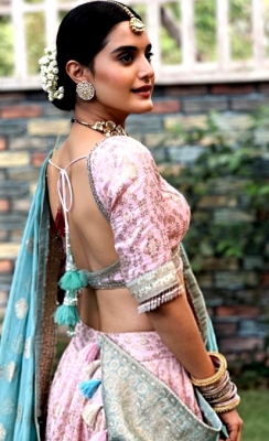 आयुषी खुराना ने 'अजूनी' के सेट पर को-स्टार्स के साथ की इफ्तार पार्टी आयुषी खुराना ने 'अजूनी' के सेट पर को-स्टार्स के साथ की इफ्तार पार्टी