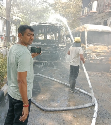 रुग्राम में दो स्कूल बसों में लगी आग