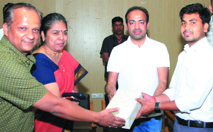 खुद का व्यापार शुरू करने ऑल इंडिया प्रोफेशनल्स कांग्रेस रायपुर ने ग्रामीण विद्यार्थियों को किया प्रेरित