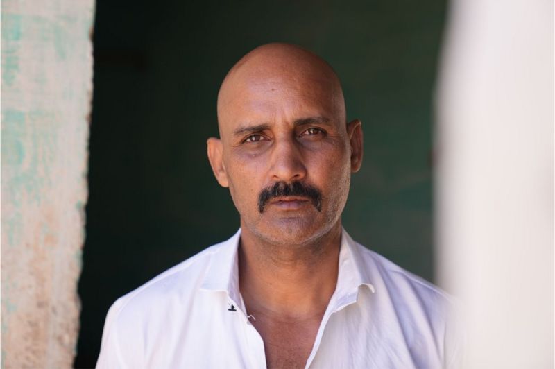 जन्मतिथि की गड़बड़ी से एक शख़्स कैसे मौत के मुहाने पर पहुंच गया