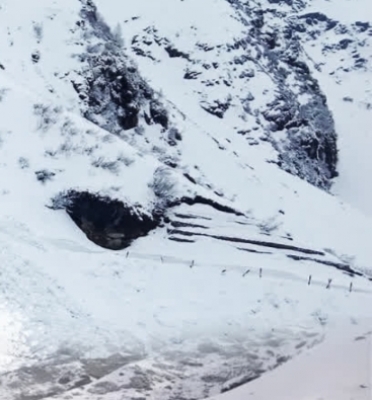 केदारनाथ में भारी बर्फबारी, धाम जाने का रास्ता बाधित