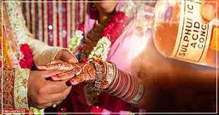 विवाह समारोह के दौरान दूल्हा-दुल्हन पर तेजाब जैसा पदार्थ फेंका गया, 12 झुलसे