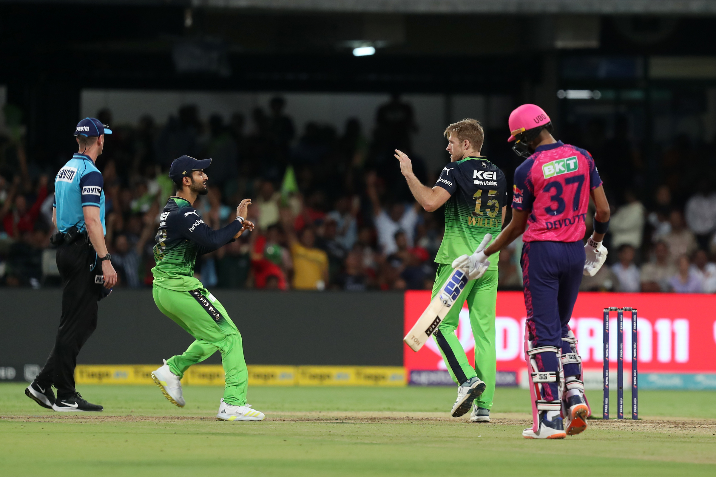 आईपीएलः राजस्थान रॉयल्स ने रॉयल चैलेंजर्स बैंगलोर के ख़िलाफ़ टॉस जीता, पहले गेंदबाज़ी का फ़ैसला