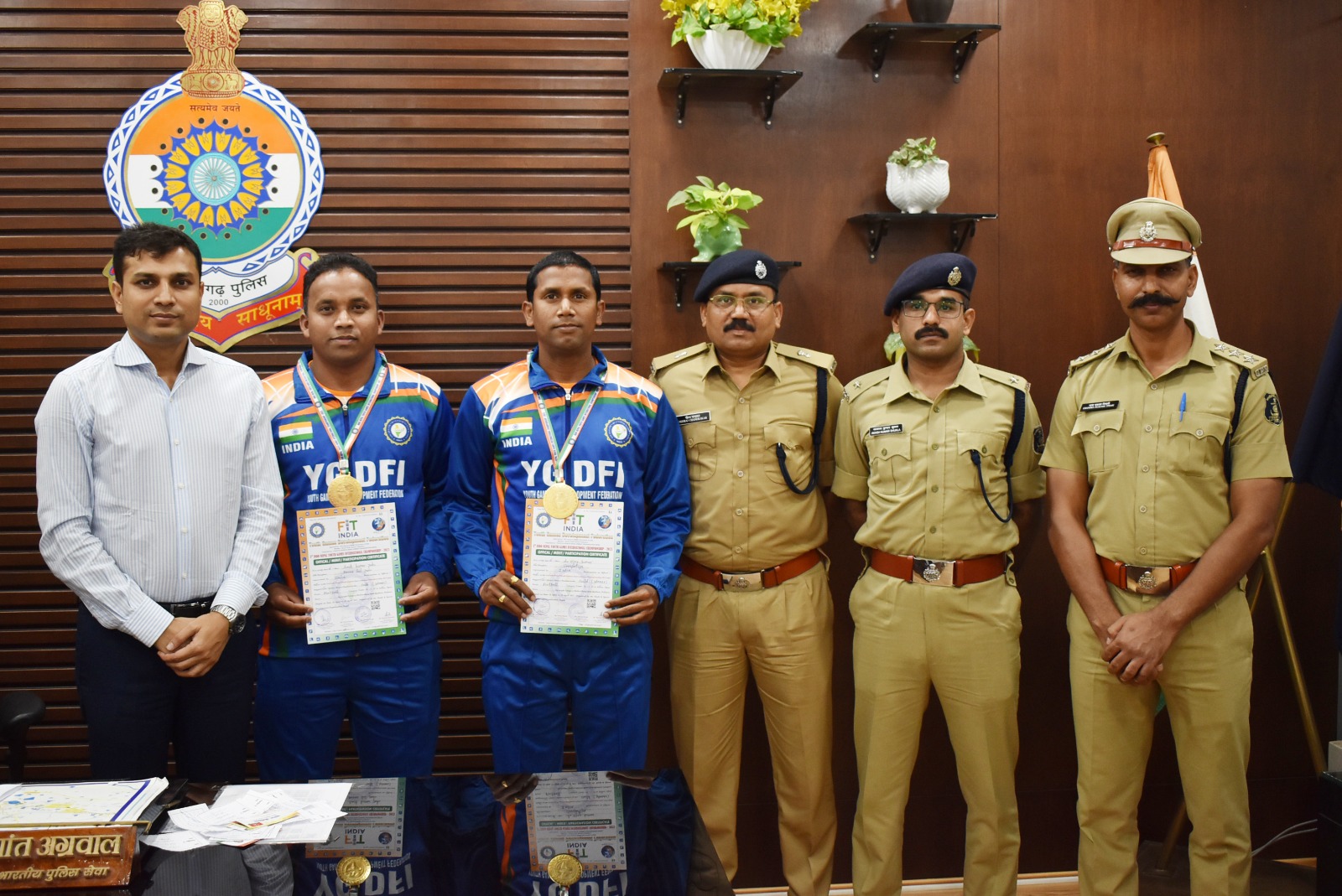 अग्रवाल ने भारतीय फुटबॉल टीम में शामिल रायपुर पुलिस के विजय कुमार, अमित यदु को किया सम्मानित अग्रवाल ने भारतीय फुटबॉल टीम में शामिल रायपुर पुलिस के विजय कुमार, अमित यदु को किया सम्मानित