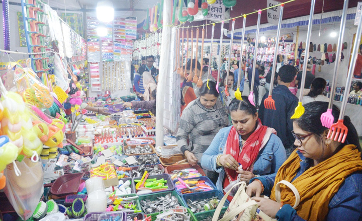 डिज्नीलैंड मेला शुरु, बढऩे लगी रौनक, झूलों का आनंद ले रहे बच्चे और युवा