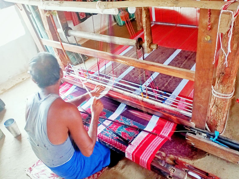 पावरलूम से लोहा लेते छत्तीसगढ़ के संबलपुरी साड़ी बुनकर पावरलूम से लोहा लेते छत्तीसगढ़ के संबलपुरी साड़ी बुनकर