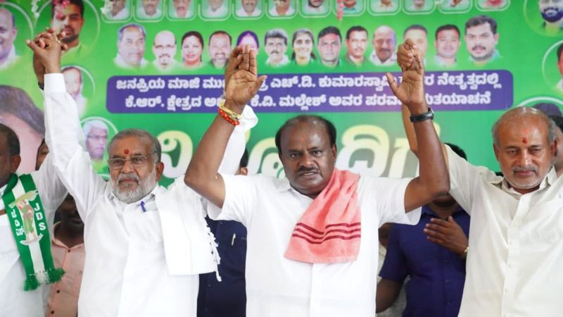 कर्नाटक में कुर्सी की दौड़ में बीजेपी या कांग्रेस, कौन निकलेगा आगे?