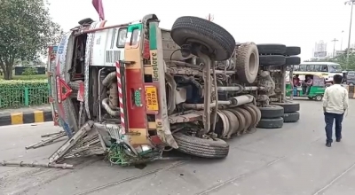 बिल्डिंग मटेरियल से लदा तेज रफ्तार ट्रक ग्रेटर नोएडा में पलटा, एक की मौत