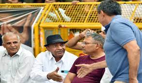 मशहूर कुश्ती कोच महावीर फोगाट ने पदक लौटाने की धमकी दी