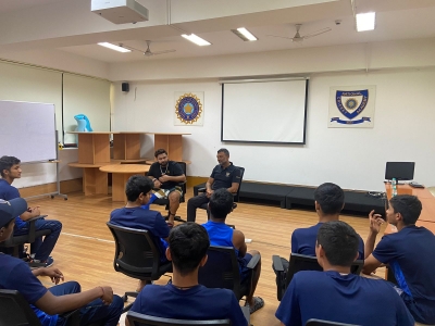 पंत ने अंडर-16 खिलाड़ियों से की बातचीत, बीसीसीआई ने पोस्ट की तस्वीरें