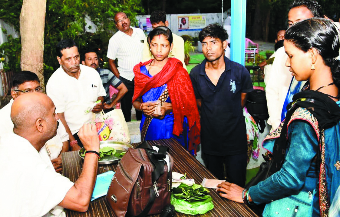 बालकोनगर अवधूत आश्रम में जरूरतमंदों  को दी गई मिर्गी की दवा और जागरूकता