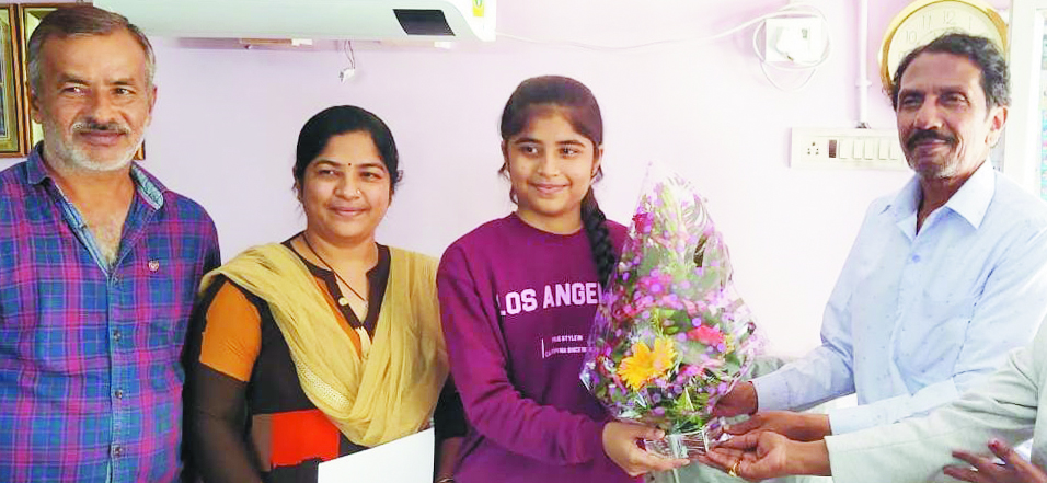 रेशम को 12वीं में उत्कृष्ट रिजल्ट के लिए निजी संस्था द्वारा सम्मान राशि 