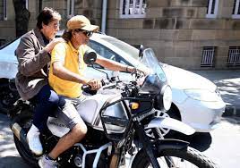 अमिताभ ने शूटिंग पर समय पर पहुंचाने में मदद के लिए अनजान व्यक्ति का किया शुक्रिया अदा