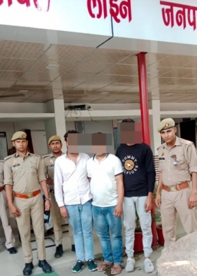 यूपी में 33 किलोग्राम गांजा के साथ तीन गिरफ्तार यूपी में 33 किलोग्राम गांजा के साथ तीन गिरफ्तार