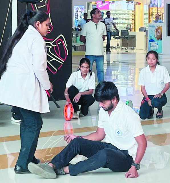 नुक्कड़ नाटक से मैक रोवर रेंजर ने स्वास्थ्य बचाओ का दिया संदेश नुक्कड़ नाटक से मैक रोवर रेंजर ने स्वास्थ्य बचाओ का दिया संदेश