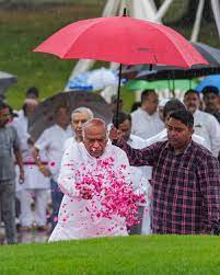 खरगे, राहुल सहित कई नेताओं ने नेहरू की पुण्यतिथि पर उन्हें श्रद्धांजलि दी