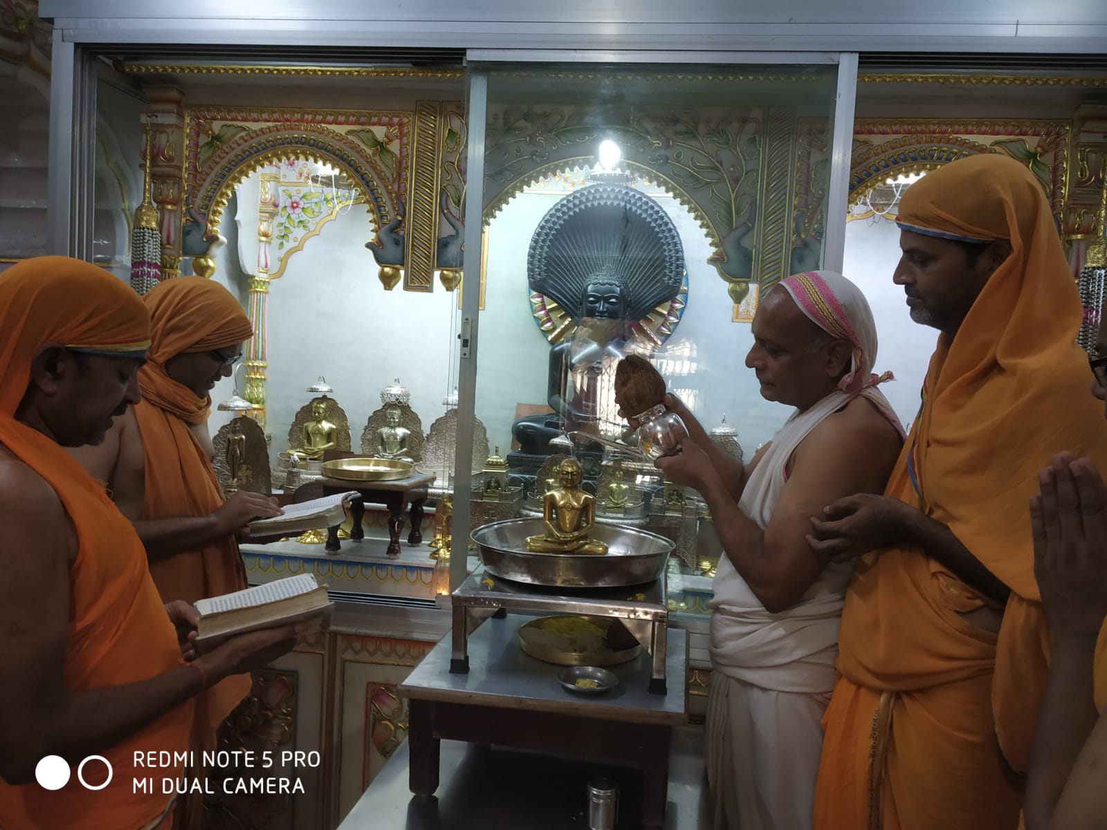 दिगम्बर जैन बड़े मंदिर मे रजत कलशो सें किया शांति धारा दिगम्बर जैन बड़े मंदिर मे रजत कलशो सें किया शांति धारा
