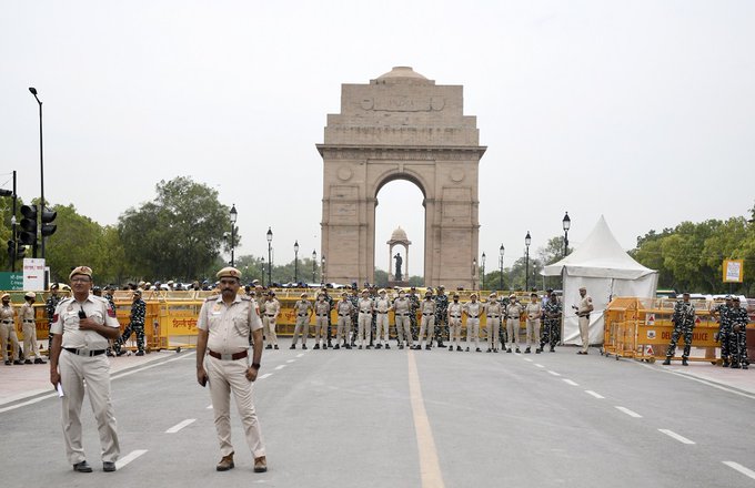 दिल्ली पुलिस ने जंतर मंतर पर हमारा मोर्चा उखाड़ना शुरू कर दिया है: साक्षी मलिक दिल्ली पुलिस ने जंतर मंतर पर हमारा मोर्चा उखाड़ना शुरू कर दिया है: साक्षी मलिक