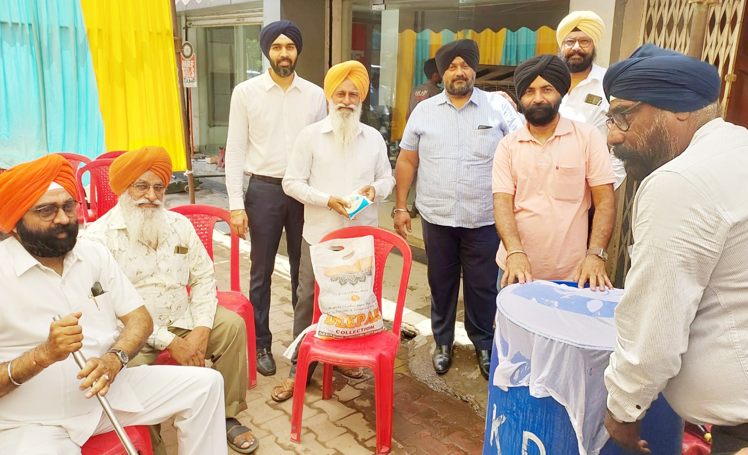 शहीदी दिवस पर रामगढ़ीया सेवक सभा द्वारा शरबत वितरण