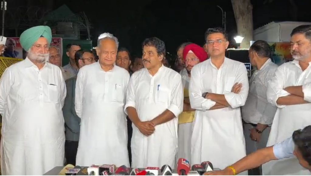 कांग्रेस ने एकजुटता की तस्वीर पेश की, बोली-गहलोत और पायलट मिलकर लड़ेंगे चुनाव