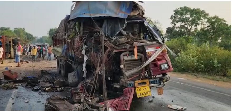 दो ट्रकों में भिड़ंत, एक चालक की मौत, दूसरा गंभीर